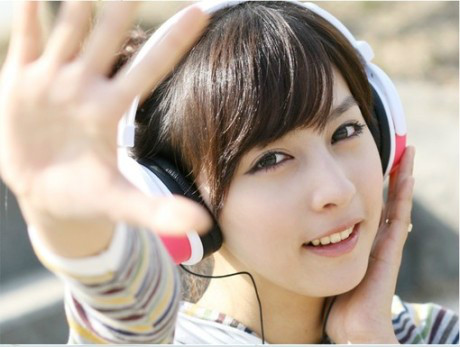 听音乐的女生